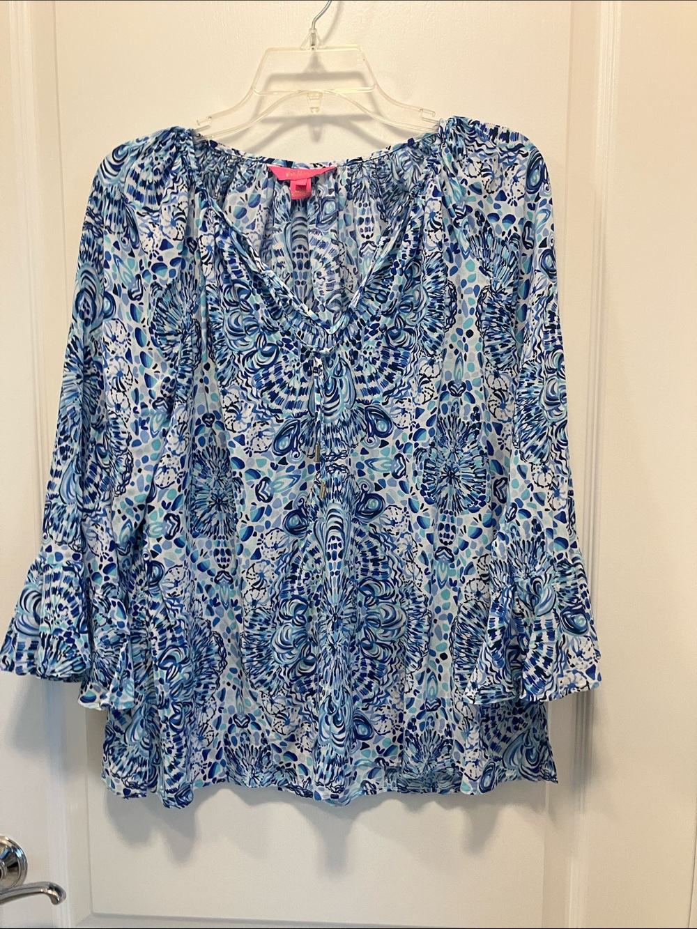 Lilly Pulitzer Women's Blue Patterned V-Neck Peasant Blouse  Size-M